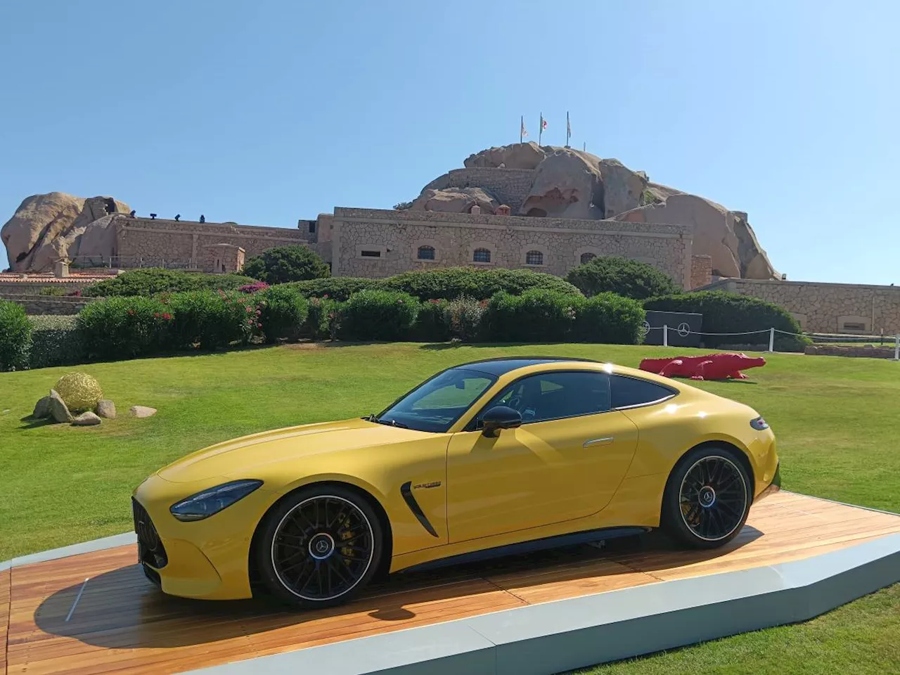 In Costa Smeralda a bordo del lusso estremo targato Mercedes