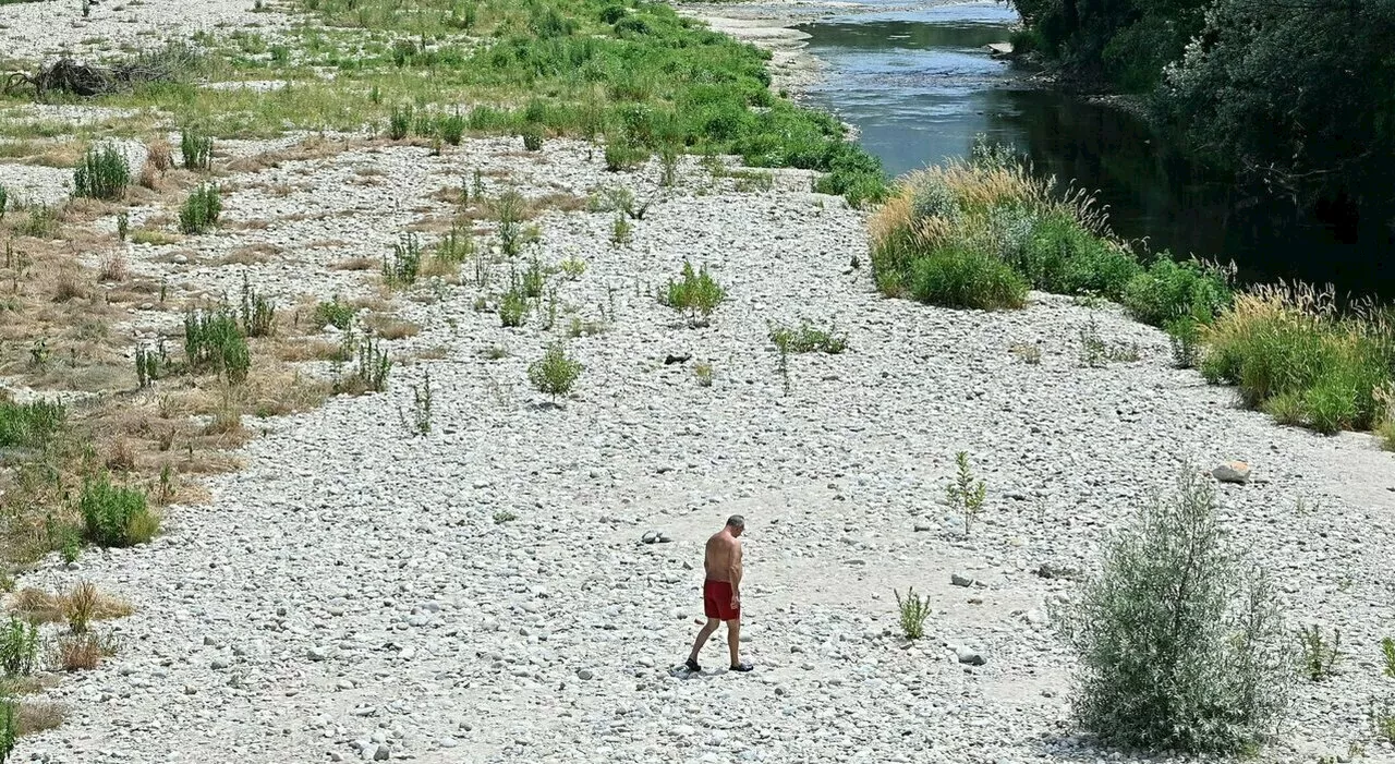 Siccità, al Centro-Sud l’acqua è a rotazione: ordinanze anti-spreco, stop notturni e multe fino a 500 euro