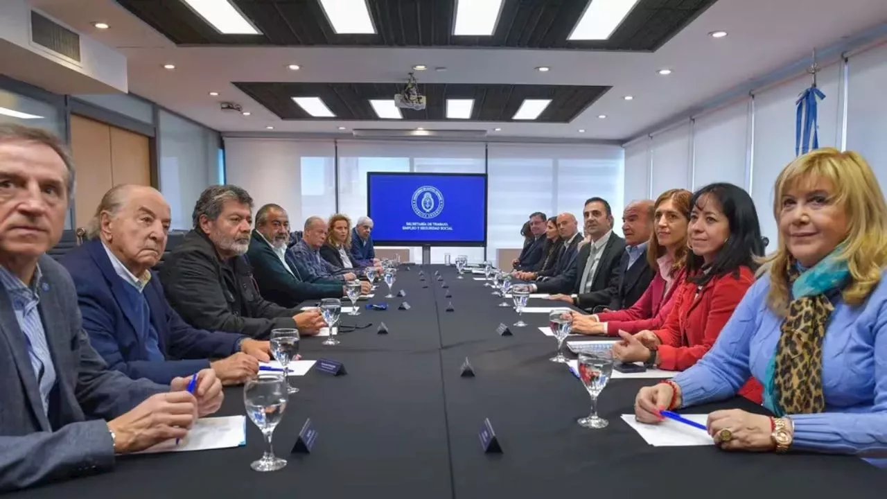 El Gobierno recibe a la CGT con el objetivo de evitar otro PARO general