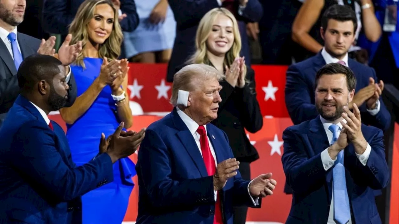 Trump reaparece con la oreja vendada en la Convención Republicana