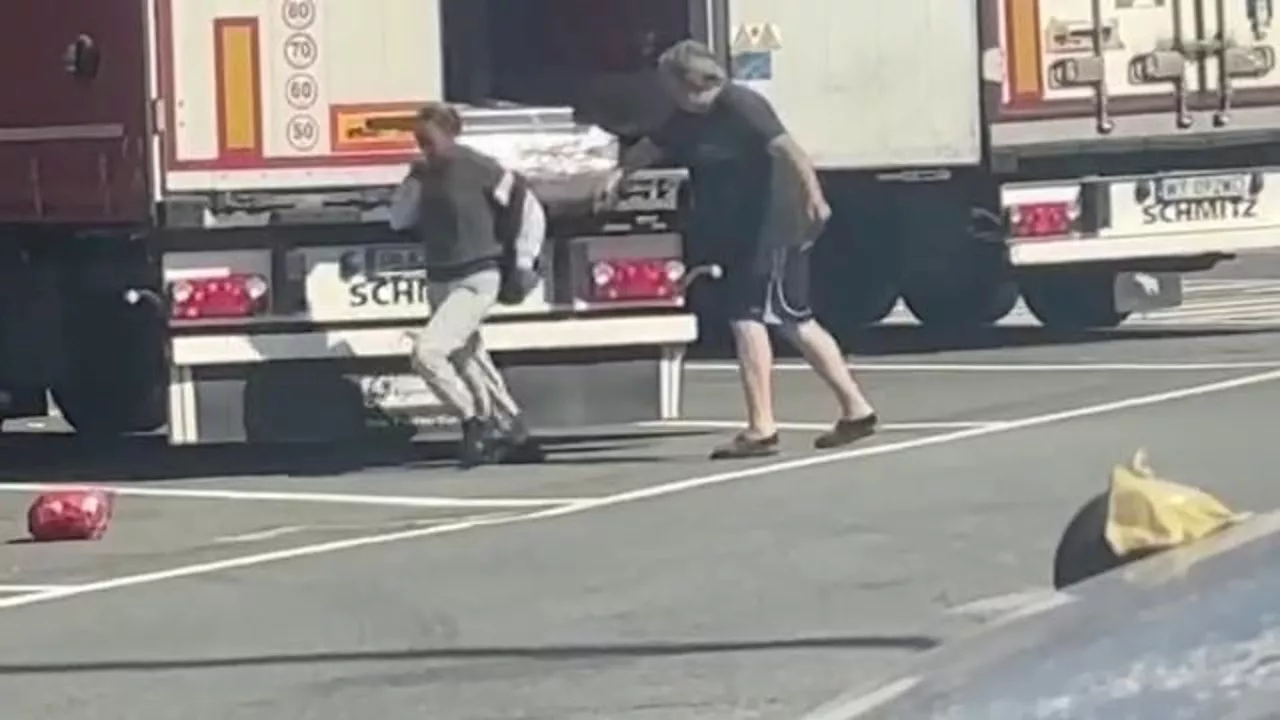Ventimiglia, l'autista prende a cinghiate le migranti scoperte sul suo camion