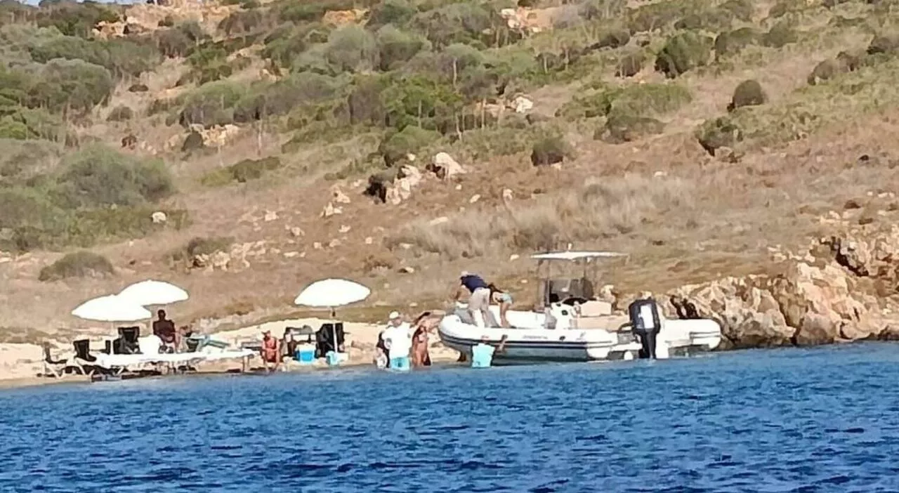 La Maddalena, sbarco sull'isola protetta di Soffi con ombrelloni, frigo e tavoli da picnic: turisti “cafoni” s