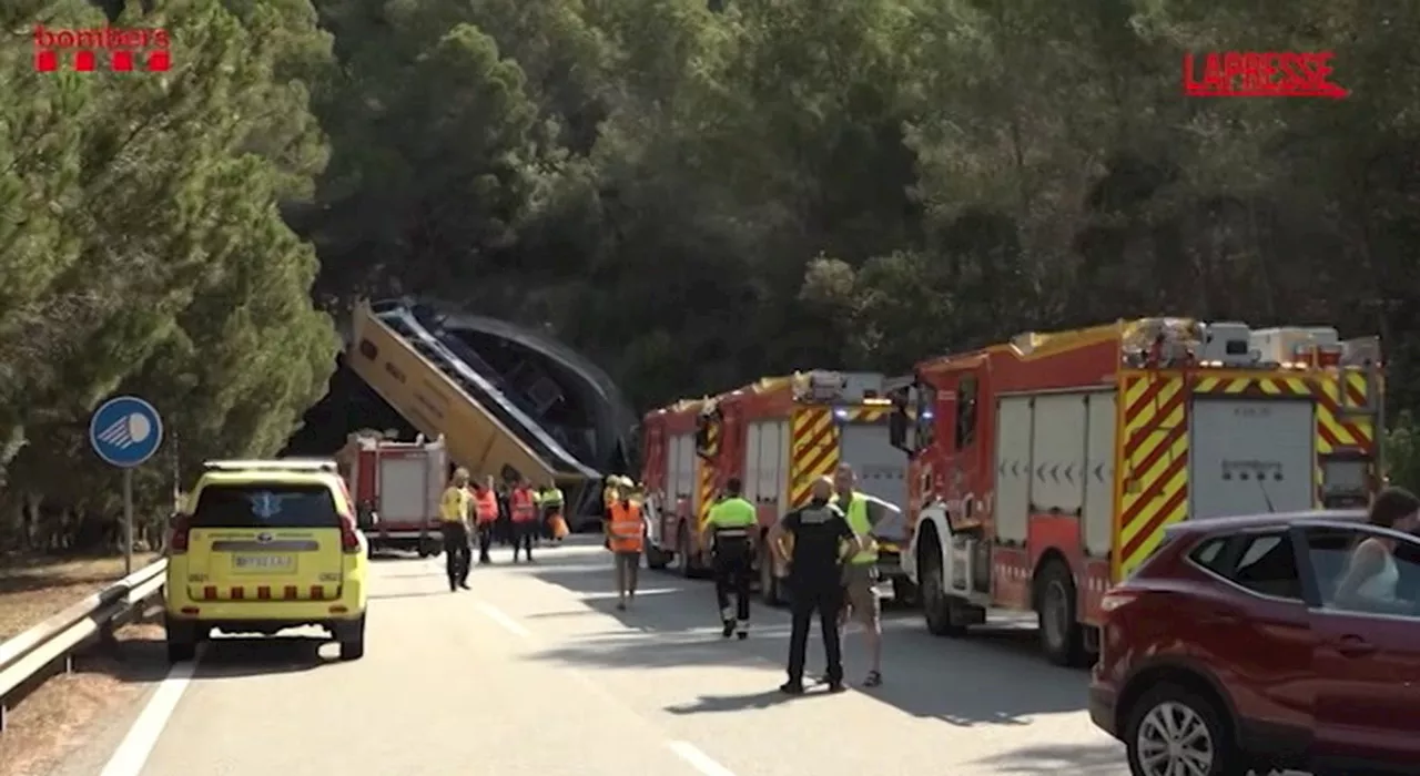 Spagna, incidente tra Girona e Barcellona: autobus incastrato all'ingresso di un tunnel