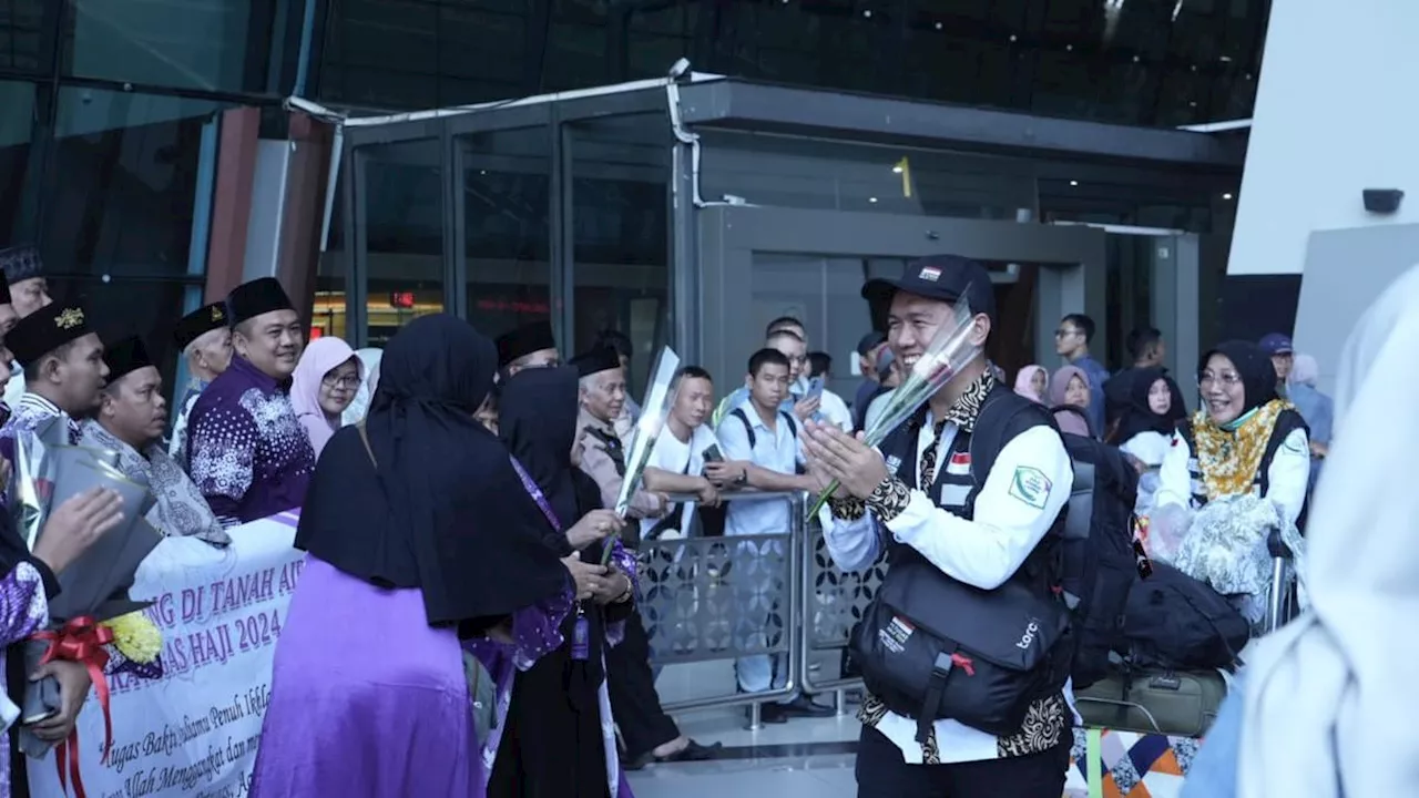 Sambut Kedatangan Petugas Haji di Bandara Soetta, Jemaah: Mereka Pejuang Tak Kenal Lelah