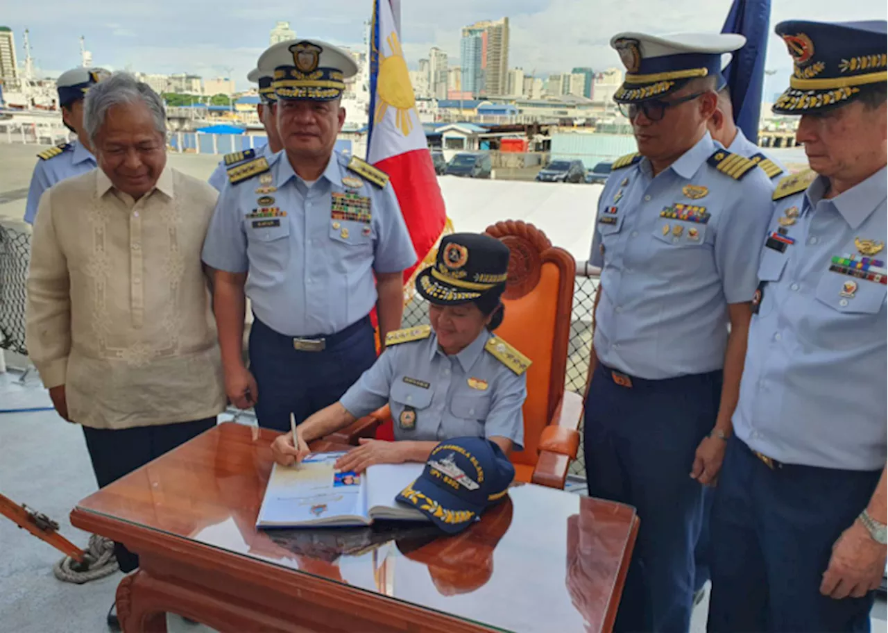 First Lady joins PCG, gets Vice Admiral rank