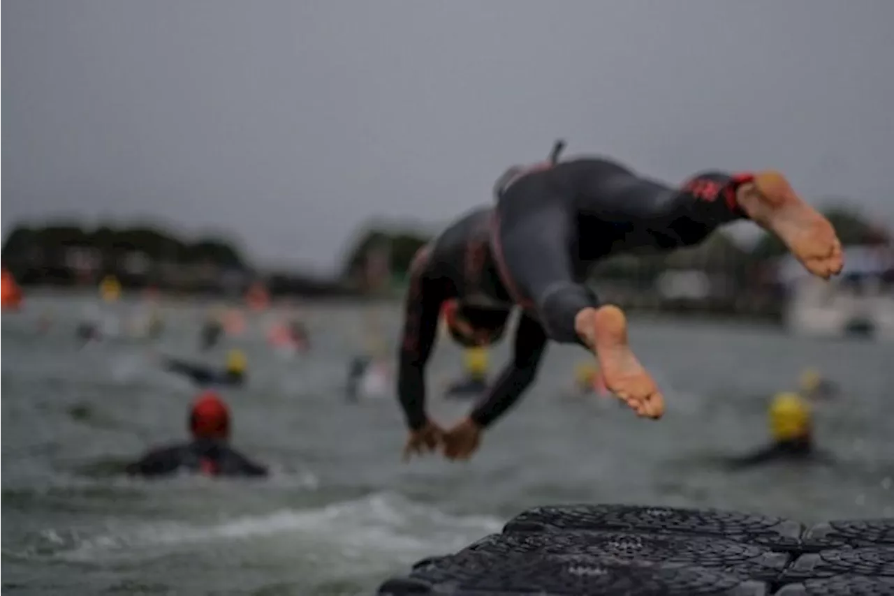 Redders halen zwemmer die onwel werd uit water tijdens Sea Swim