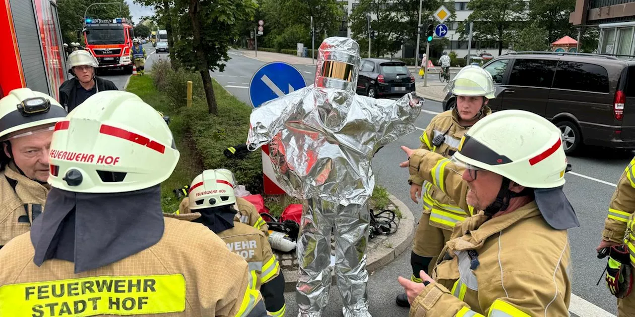 Gro&szlig;einsatz nach Gasaustritt in Hof: Leck wird gesucht - Strecke bleibt gesperrt