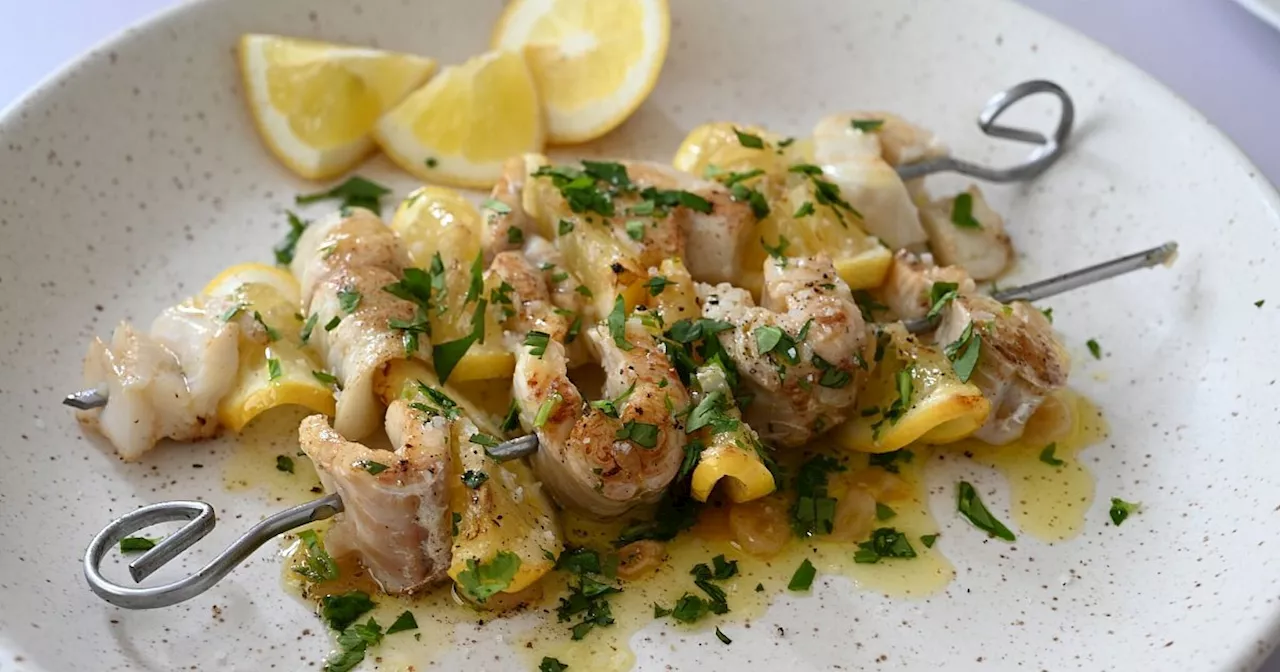 Fisch-Zitronen-Spieße mit gebackenem Knoblauch