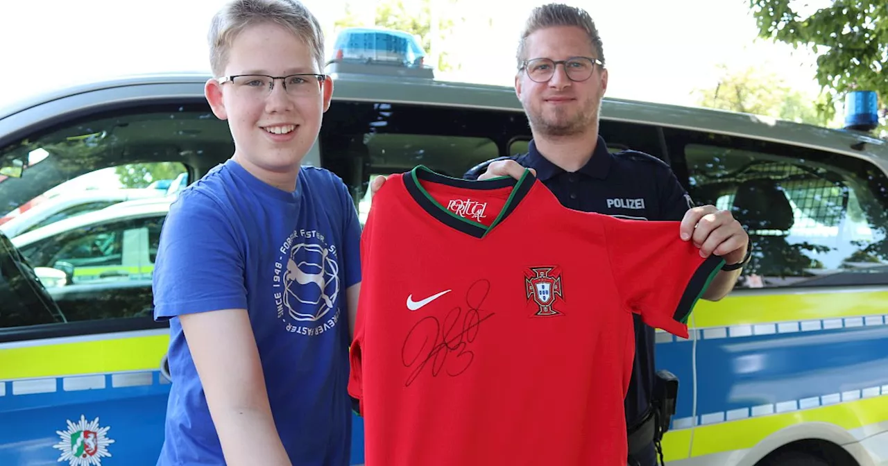 Trikot am Flughafen verloren: Gütersloher Polizei fahndet erfolgreich nach jungem Fan