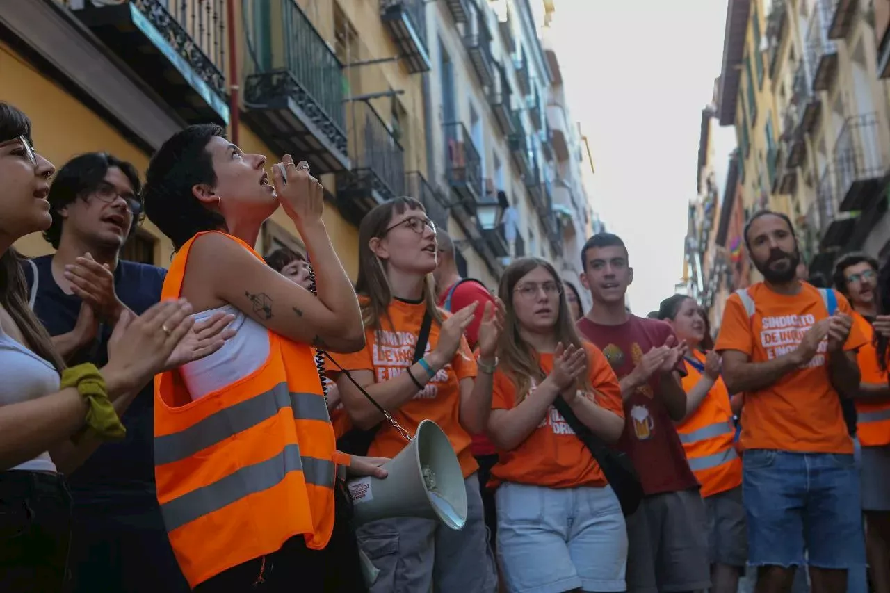 Frenan el desahucio de una familia vulnerable en Lavapiés cuyo casero tiene 27 viviendas