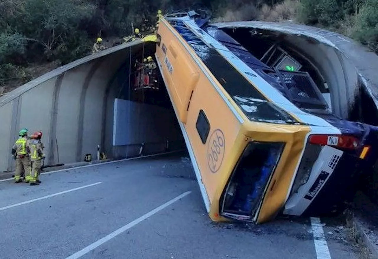 Acidente deixa ônibus na vertical e fere mais de 30 pessoas em Barcelona