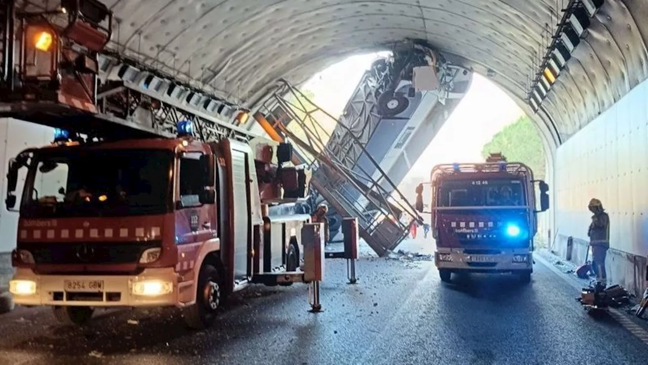 Spanien: Bus nach Unfall fast in der Senkrechten: 31 Verletzte