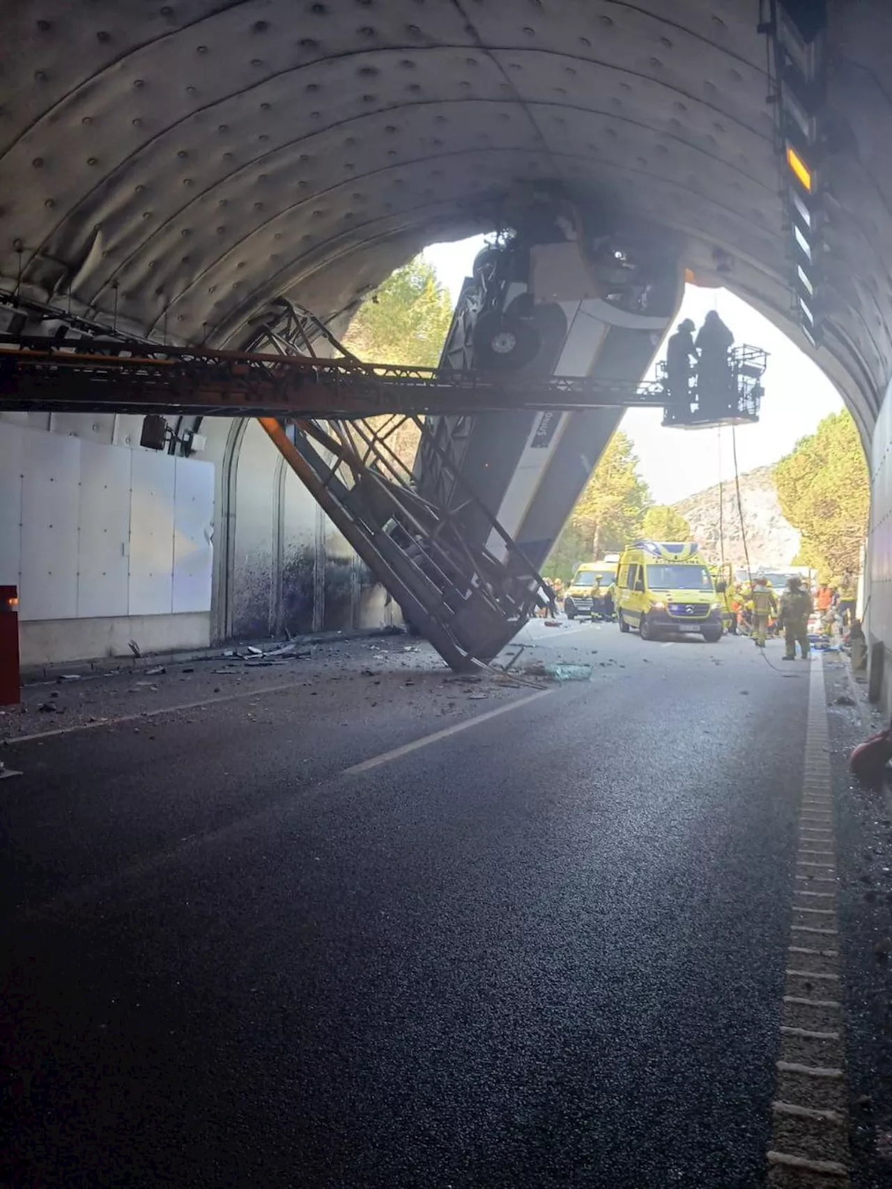 Un bus s’encastre dans un tunnel en Espagne, trois blessés dans un état critique