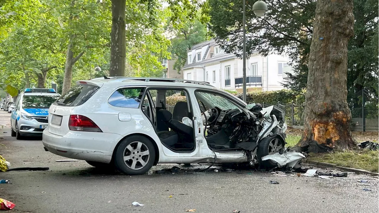 Mit Auto in Baum gekracht: Fünf junge Männer bei Unfall in Berlin-Westend teils schwer verletzt