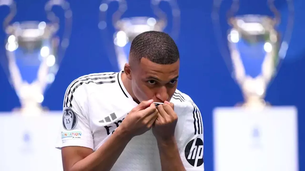 Mbappé agradece y besa el escudo del Real Madrid en su presentación