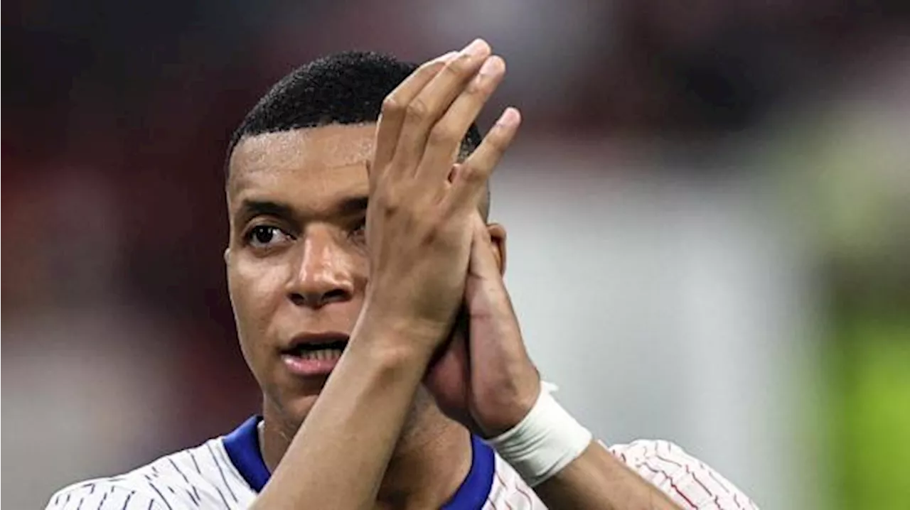 Real, ecco Mbappé: la standing ovation del Bernabeu e l'abbraccio con Perez e Zidane