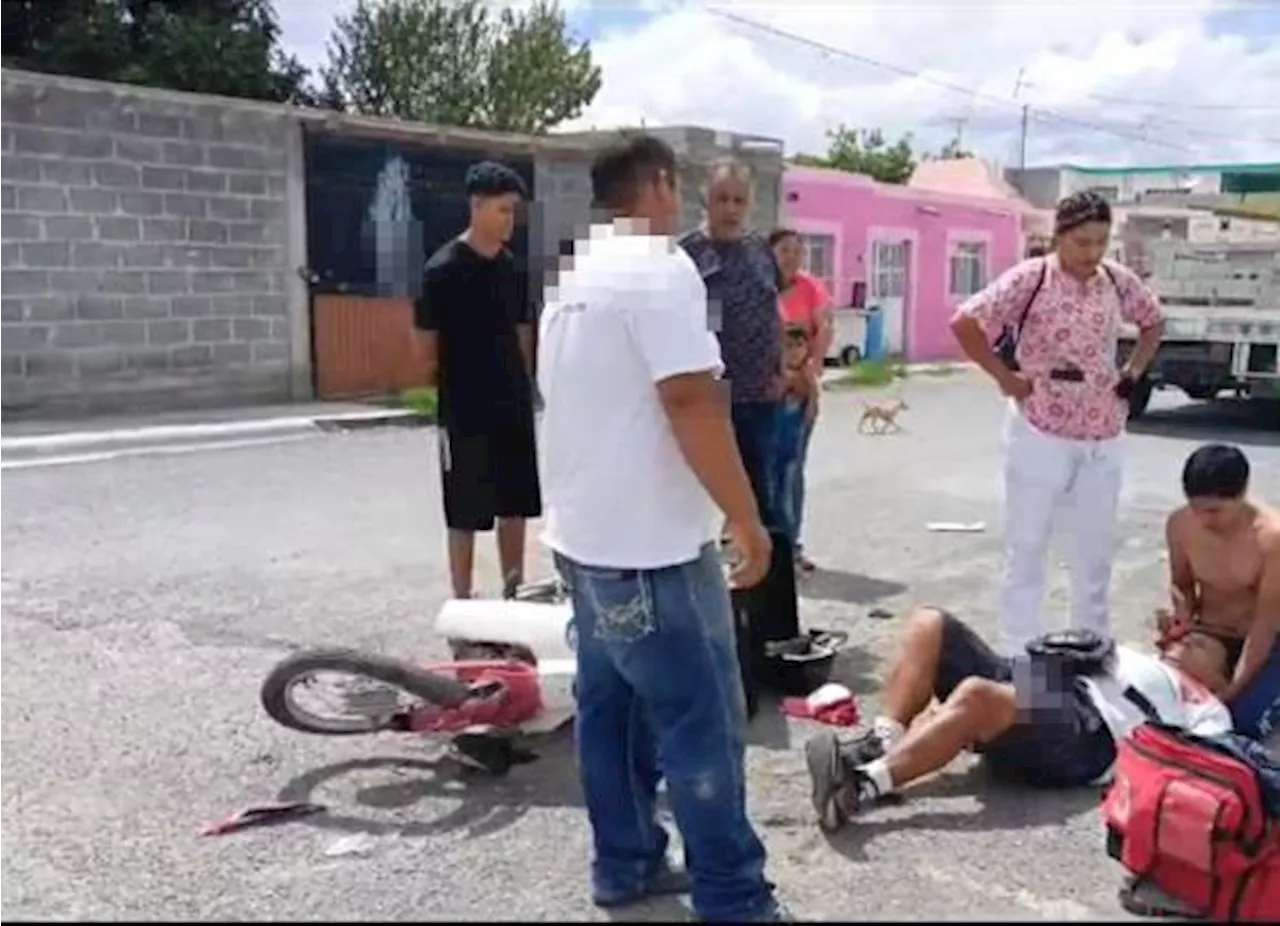 Se estrella motociclista contra camión y queda gravemente lesionado en Parras