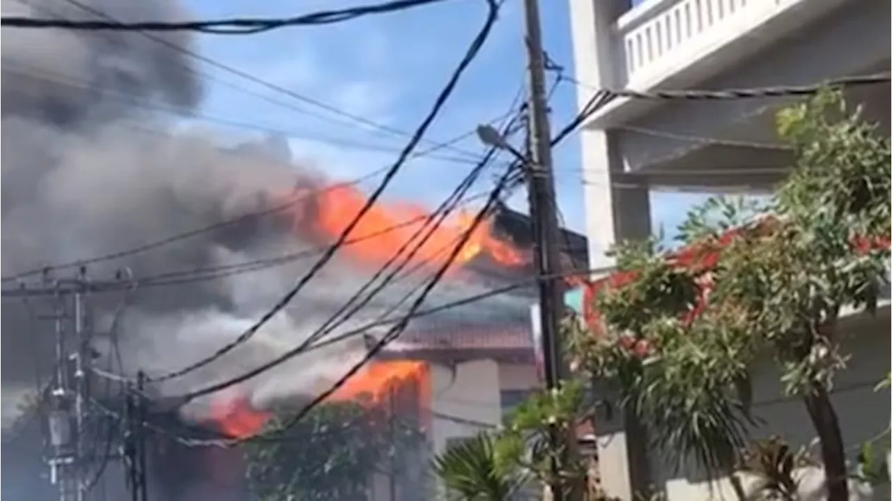 Gedung Server Universitas Udayana Ludes Terbakar, Api Menyambar Pura