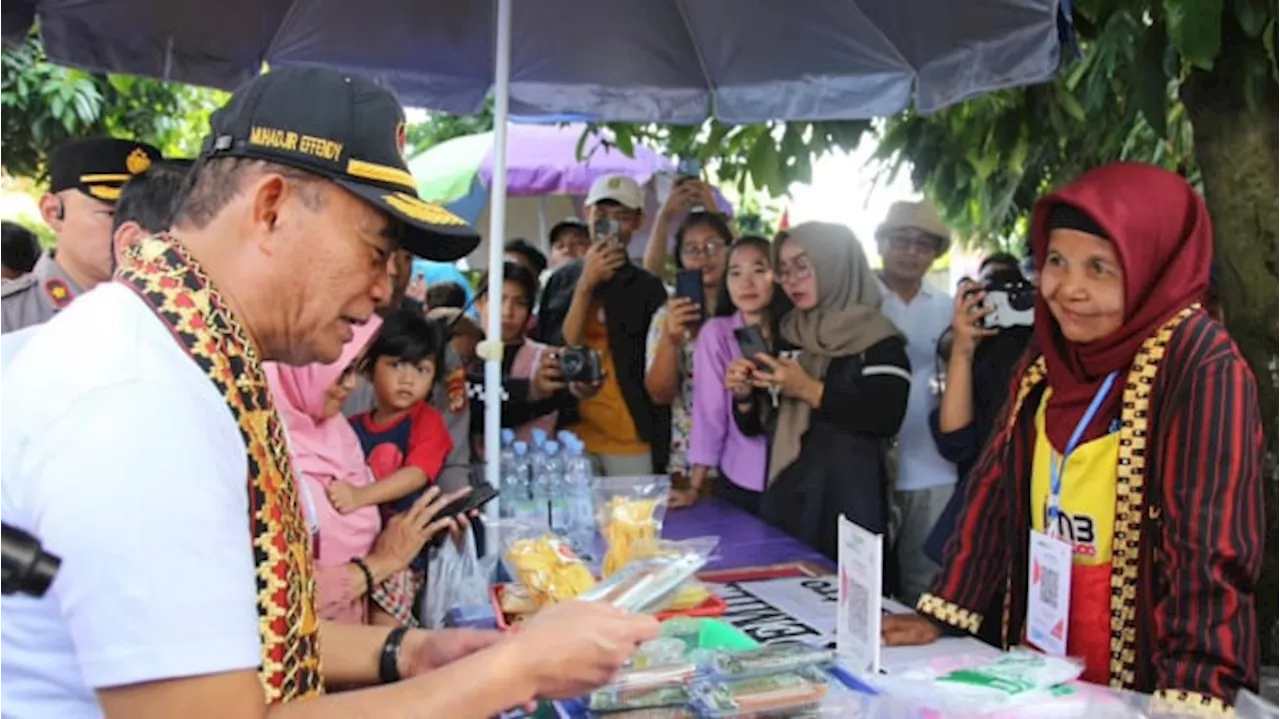 Kunjungi Pasar Payungi, Menko PMK Apresiasi Penerapan Gerakan Nasional Revolusi Mental