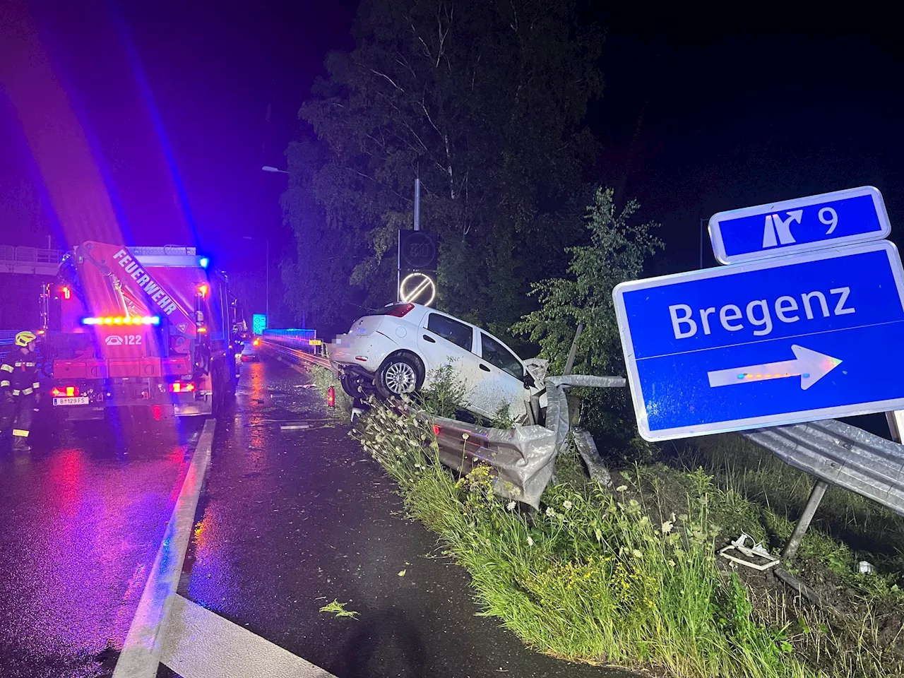 Auto landet auf Leitplanke - Pfändertunnel musste gesperrt werden