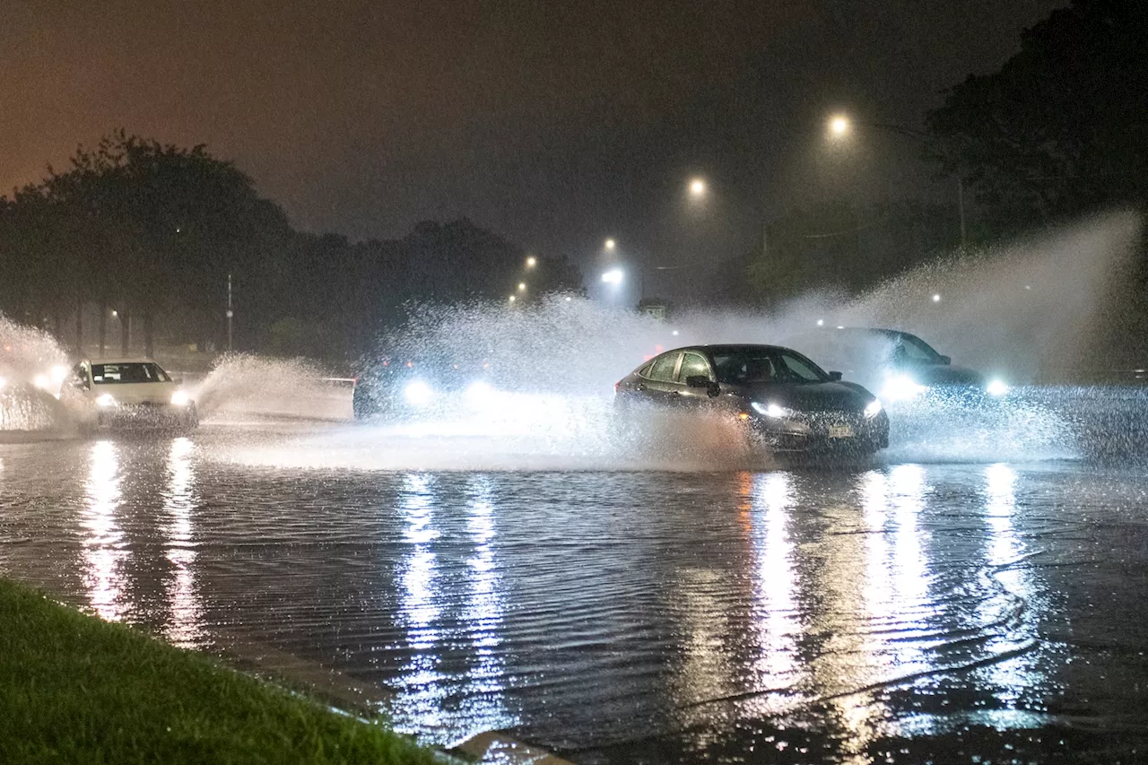 Powerful derecho blasts Midwest, swarming Chicago with tornadoes