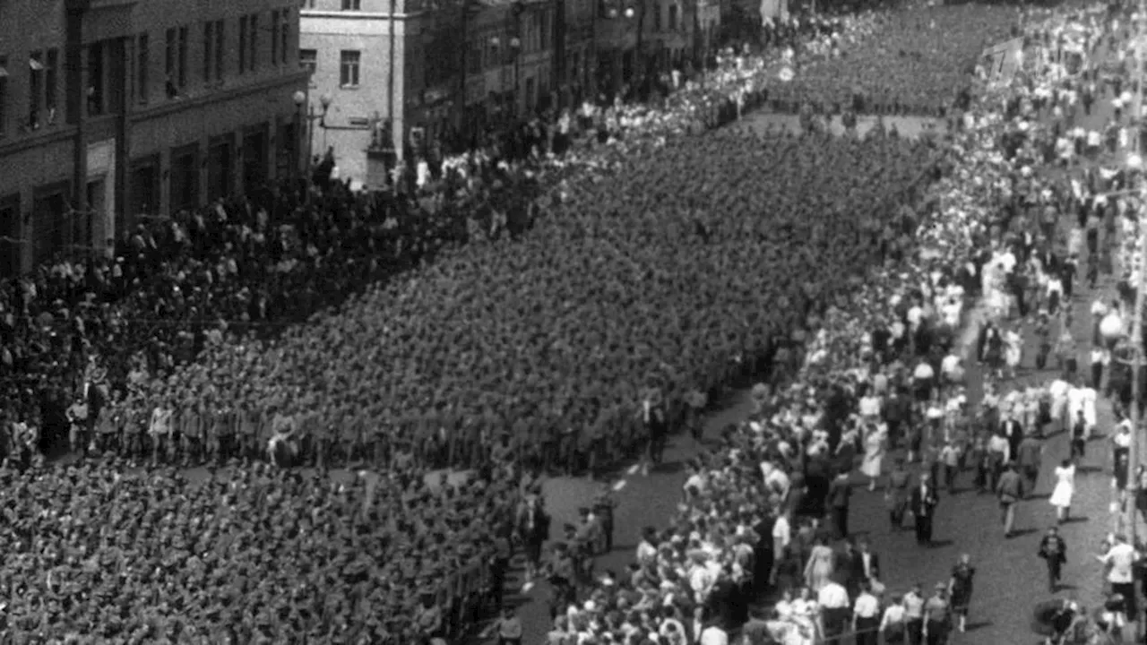 80 лет назад по Садовому кольцу в Москве «маршем побежденных» шли пленные немцы. Новости. Первый канал