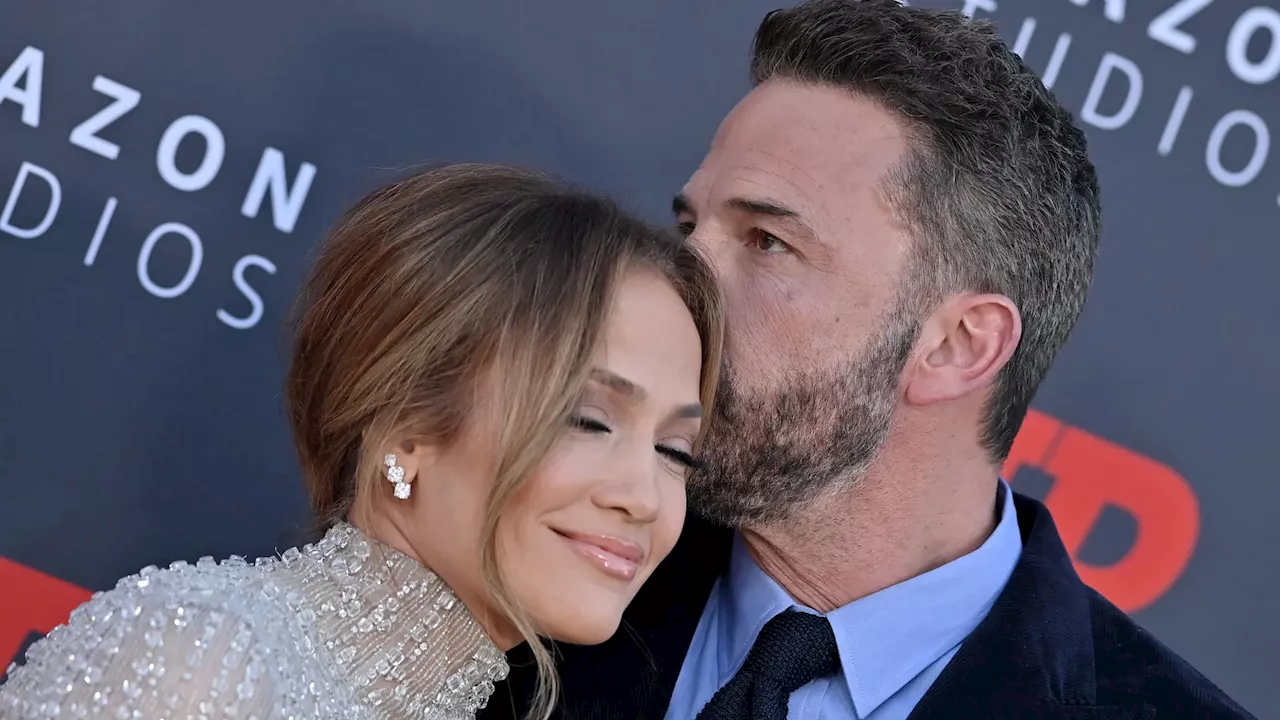 Jennifer Lopez pasa su segundo aniversario de boda con Ben Affleck dando vueltas con el coche junto a un amigo