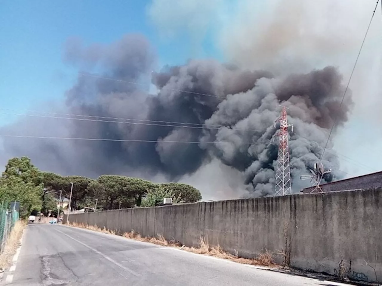 Maxi rogo a Roma: Protezione Civile, 'tenere le finestre chiuse'