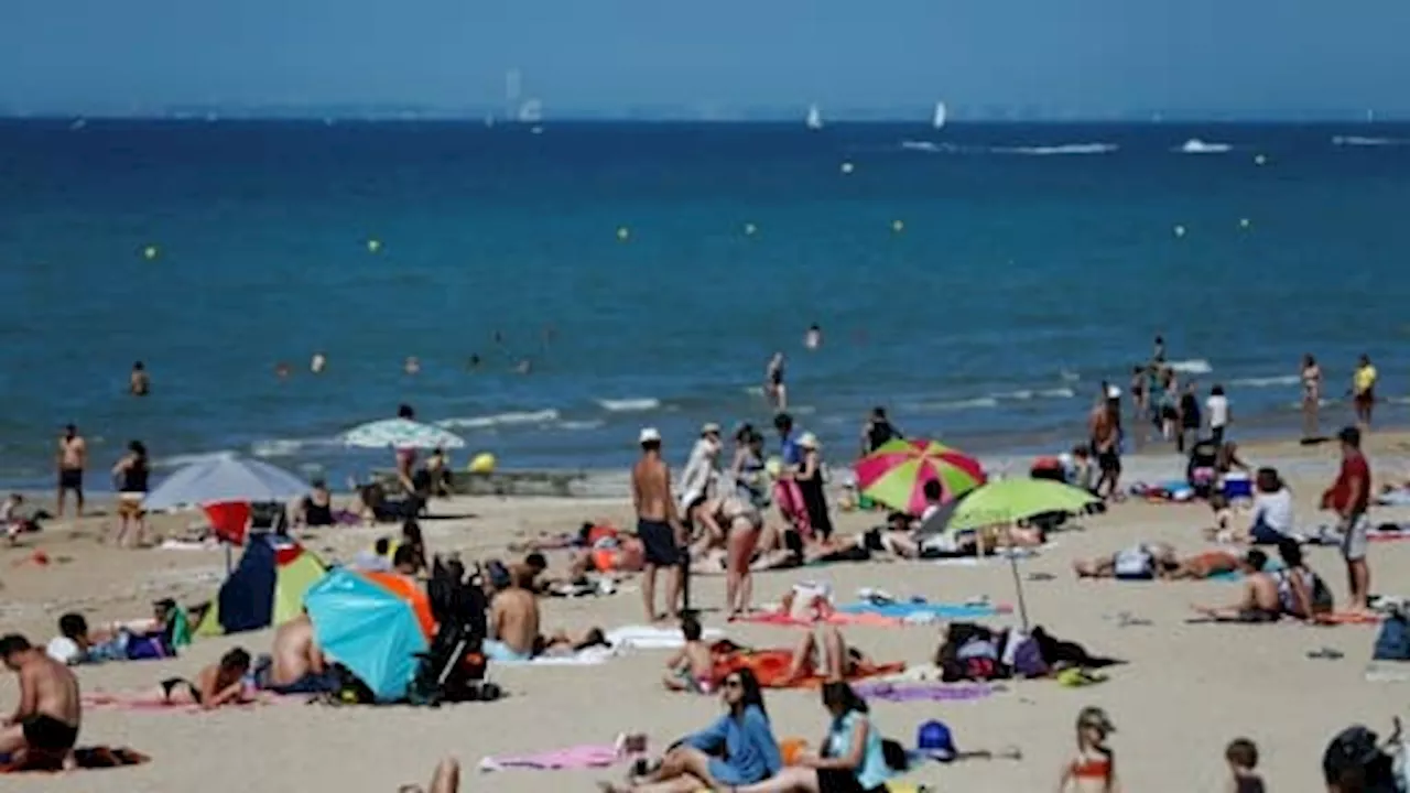 Cabourg: sur la plage, les vacanciers profitent du retour d'un soleil qui leur avait 'tellement manqué'