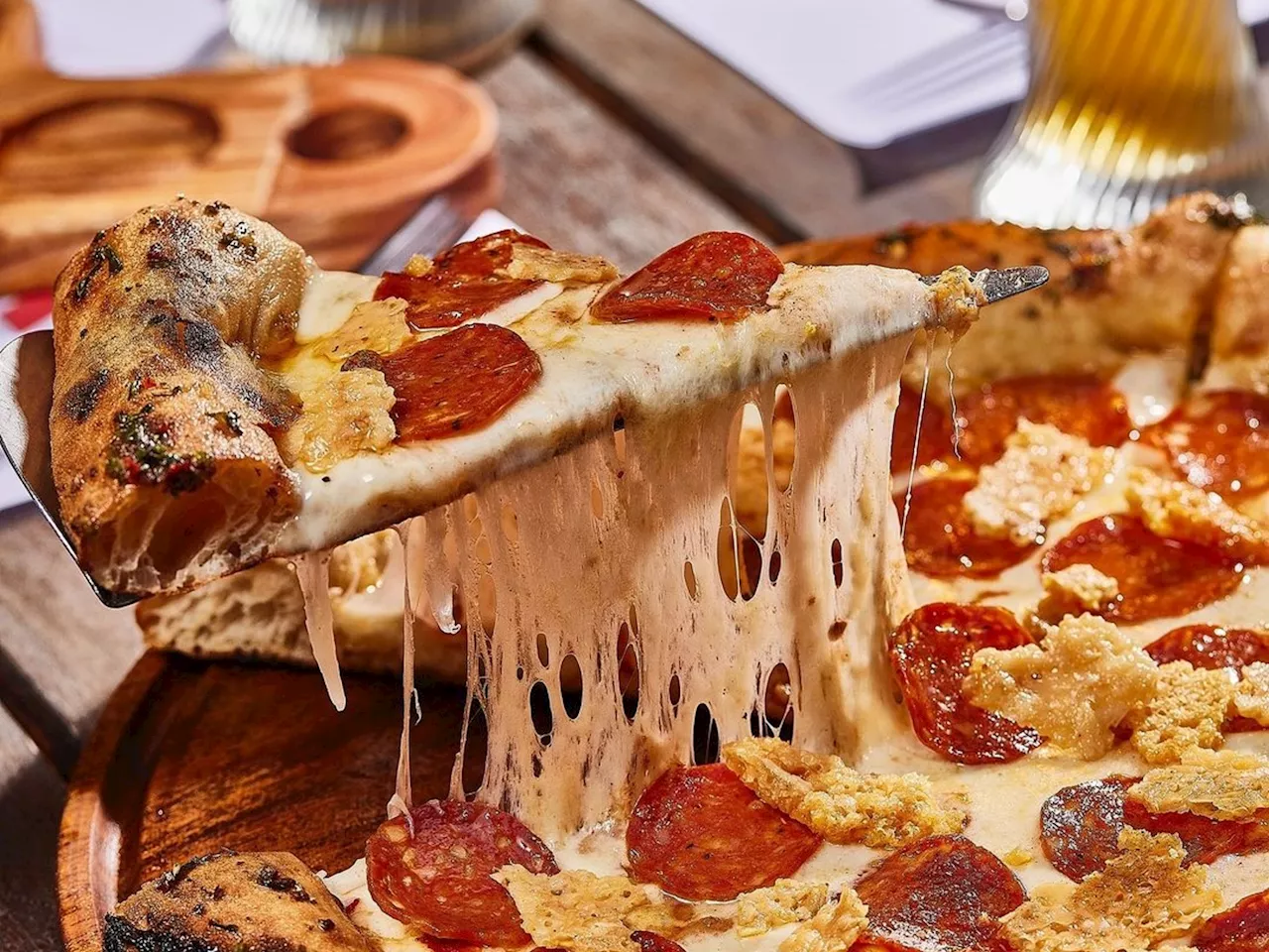 La cadena de pizzerías que festeja su aniversario con pizza al precio del año 2006: $ 26