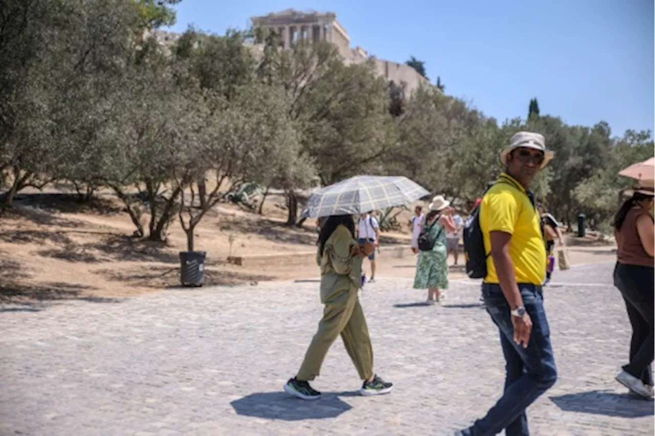 'Une chaleur bouillante': à Athènes, les touristes partiellement privés d'Acropole