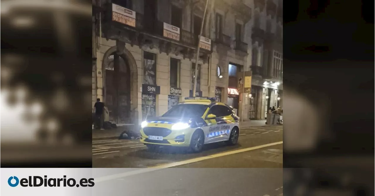 La Guardia Urbana de Barcelona investiga por qué una de sus patrullas no atendió a un sintecho inconsciente