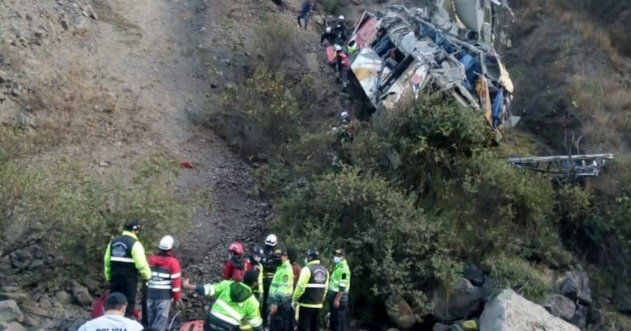 Suben a 29 los pasajeros muertos al volcarse un autobús en los Andes de Perú