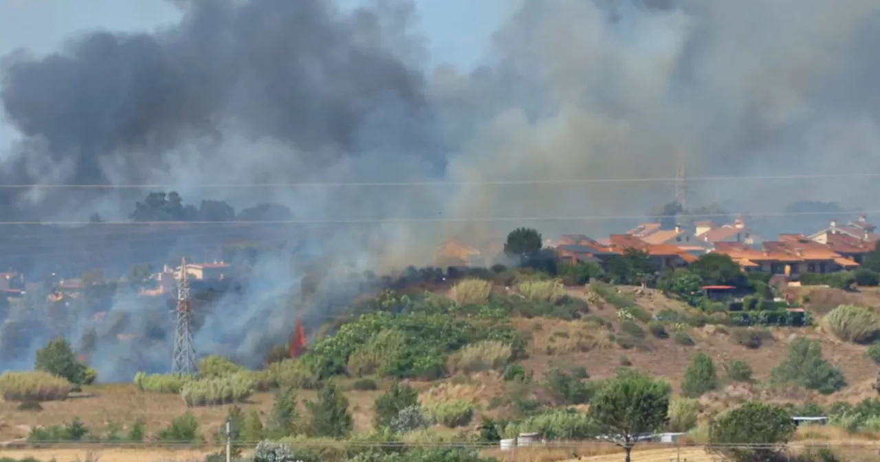 Incendio a Roma, le fiamme vicino alle case a Casal Lumbroso: l’intervento dei vigili del fuoco con gli…