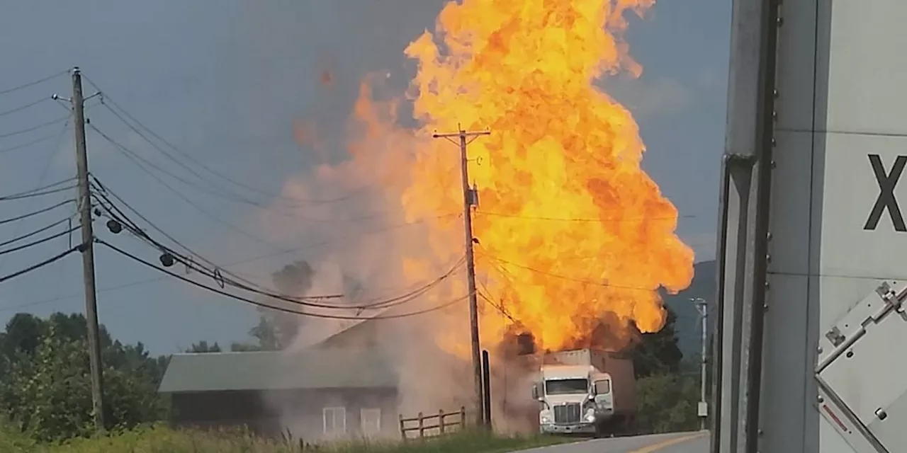 Meterhohe Flammen! Plötzlich brennt Gas-Transporter lichterloh