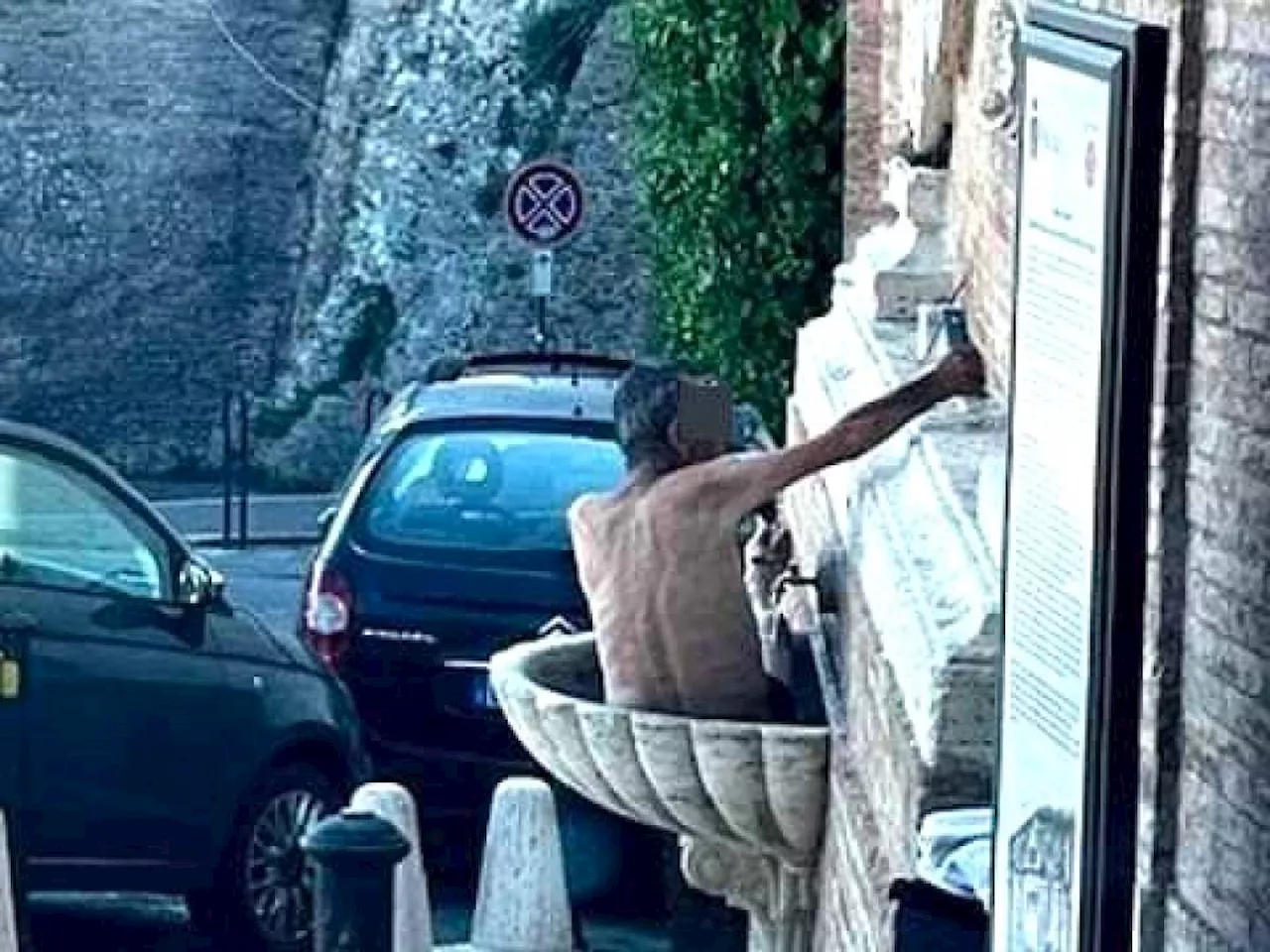 Perugia, si spoglia e si lava in una fontana del '600: l'inciviltà del turista