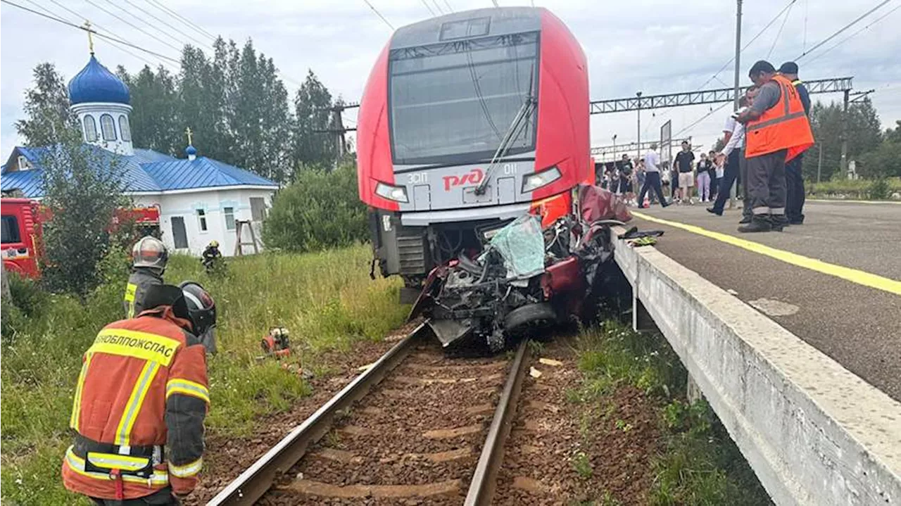 Появились кадры столкновения «Ласточки» с авто в Ленобласти