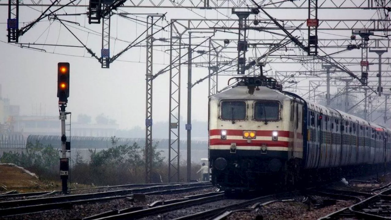 Delhi Train Delay: दिल्ली से रवाना होने वाली ये ट्रेनें चल रहीं लेट, भारी बारिश और बाढ़ बनी वजह