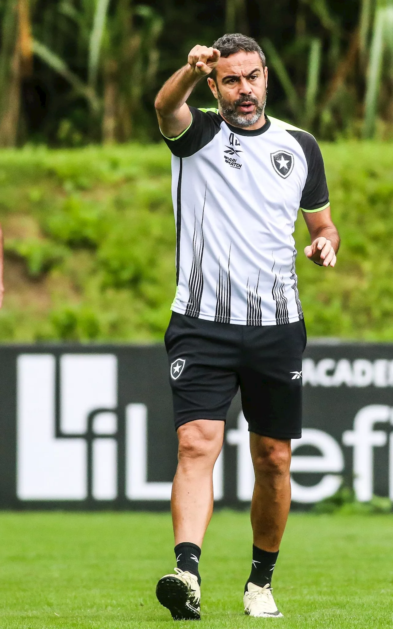 Artur Jorge elogia postura de John Textor à frente de SAF: 'Vive muito o Botafogo'