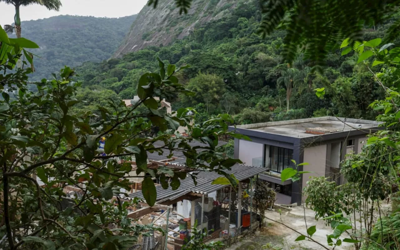 Com liminar revogada, demolição de construções irregulares em área de luxo no Joá é retomada