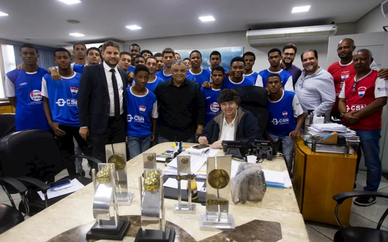 Time de futebol bicampeão de torneio da Ferj é recebido na Prefeitura de Volta Redonda