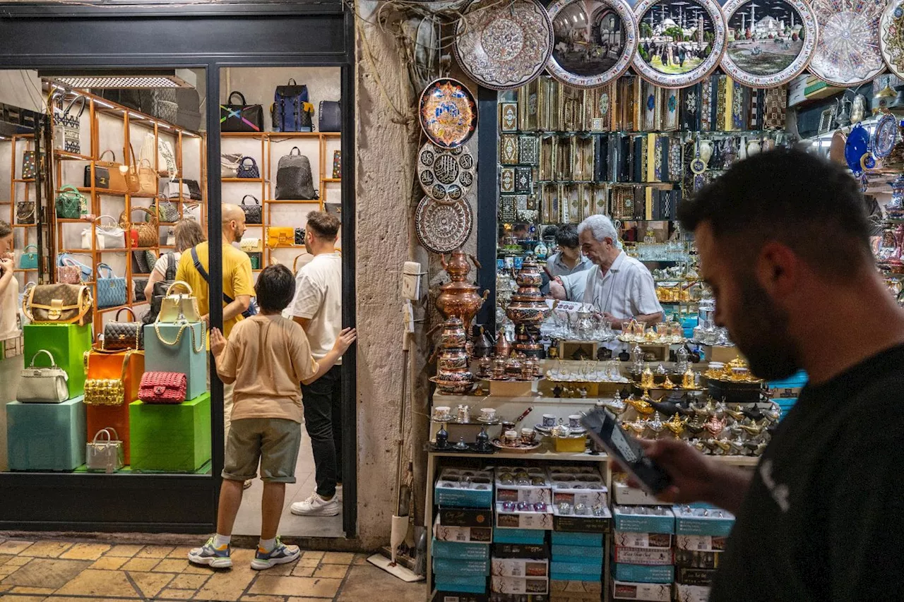 Noyé sous la contrefaçon, le Grand Bazar d'Istanbul craint de perdre son âme