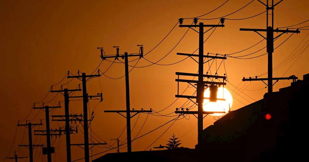 Dry lightning threatens to start new fires as extreme heat returns