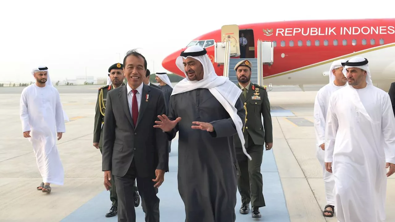 Tiba di Abu Dhabi, Jokowi Disambut Presiden MBZ di Bandara Zayed