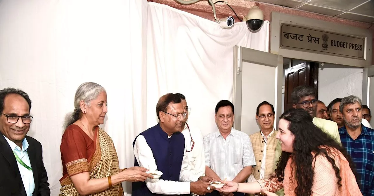 Budget Halwa Ceremony: हलवा सेरेमनी के साथ बजट की तैयारियां शुरू, वित्त मंत्री ने बांटी 'मिठास'