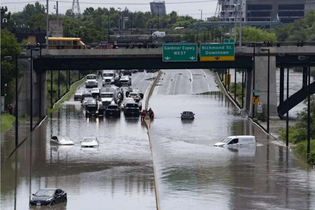 Hevige regen zet straten in Toronto onder water: elektriciteit op veel plaatsen uitgevallen, brandweer moet me