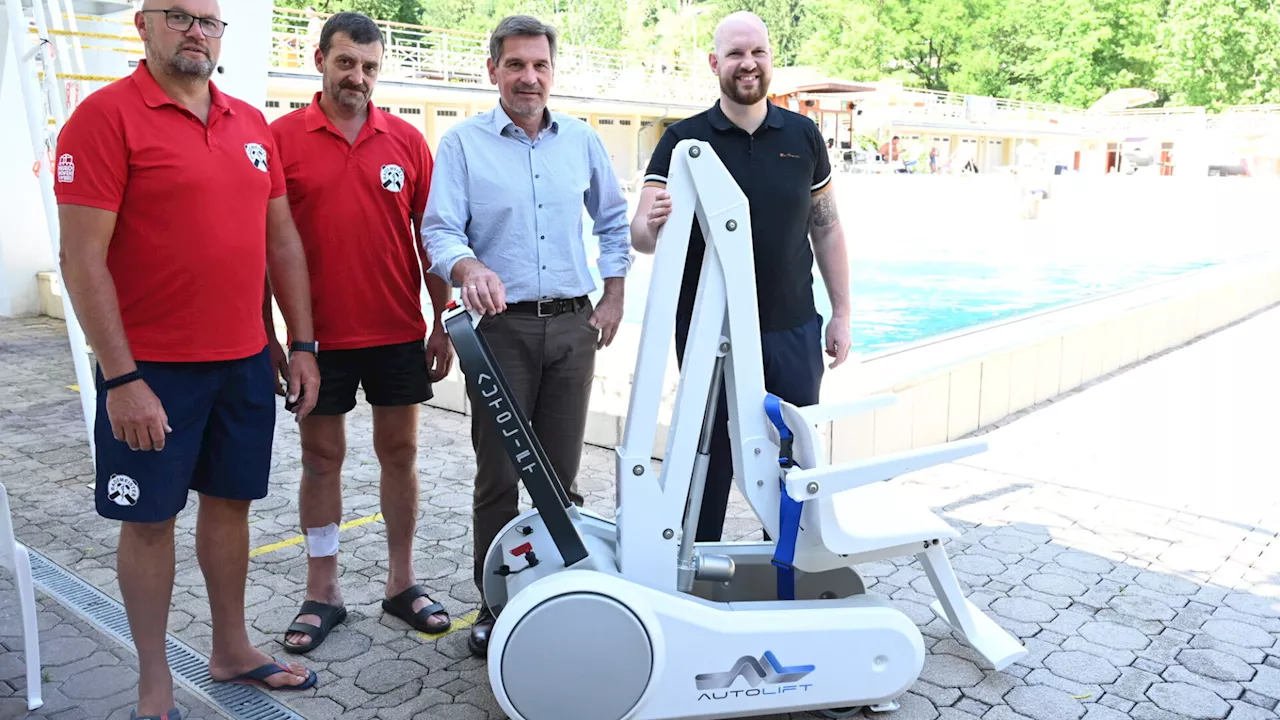 Poollifter im Parkbad ermöglicht sicheren Wasserspaß für alle