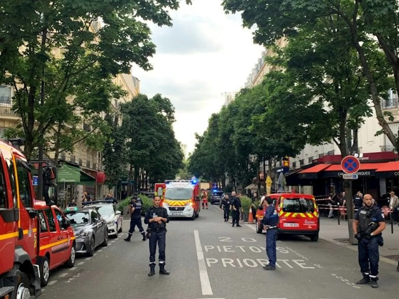 Une voiture percute une terrasse à Paris: un mort, la piste de l'accident privilégiée