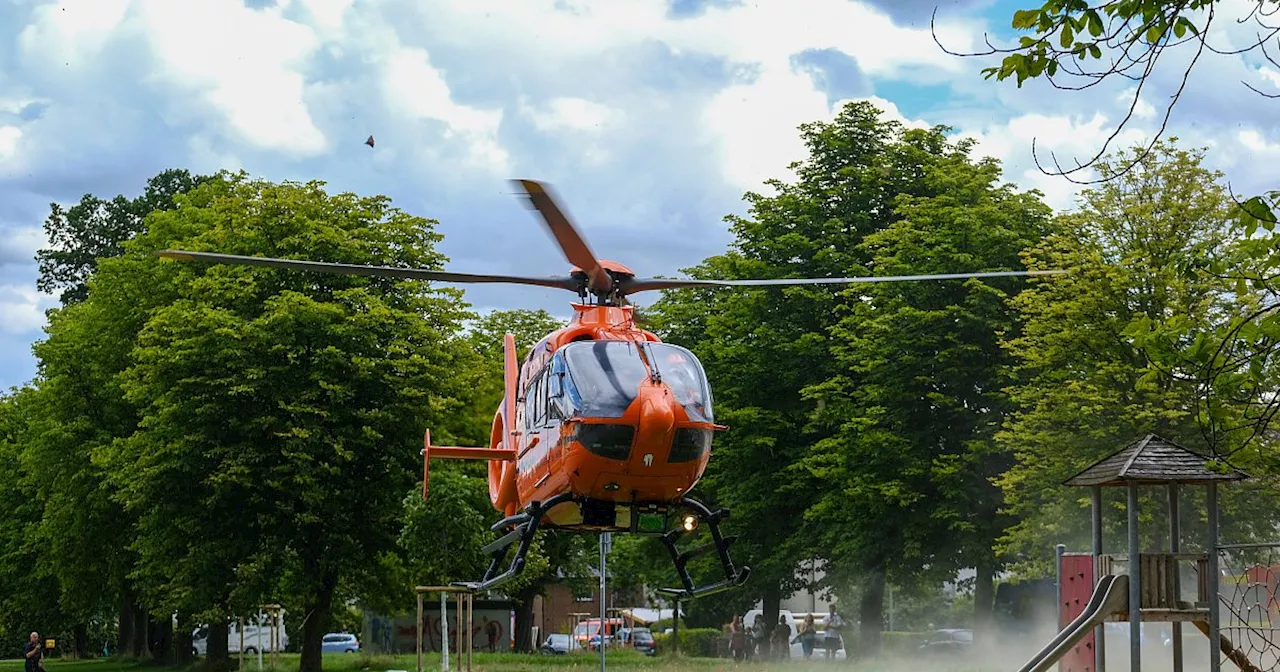 Einsatz von Christoph 13: Bielefelder Feuerwehr rettet Frau aus Feuer