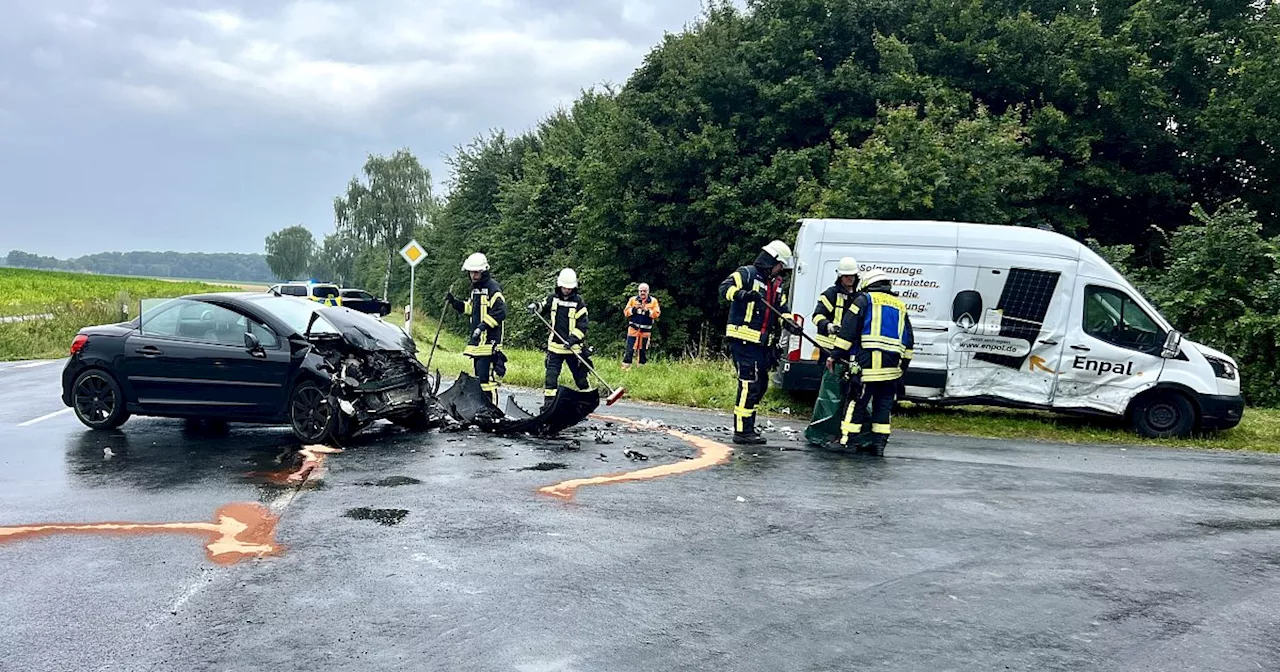 Lieferwagen wird in Graben geschleudert – drei Verletzte bei Unfall im Kreis Gütersloh